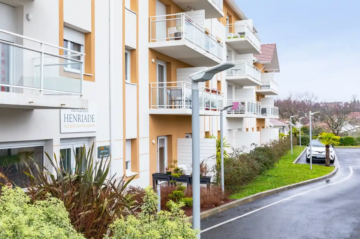 HAPPY SENIOR Henriade 0