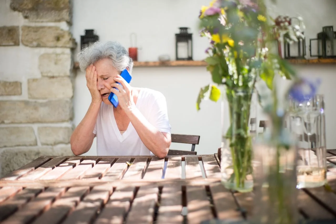 Arnaques bancaires ciblant les seniors : comment reconnaître un faux conseiller et se protéger 0